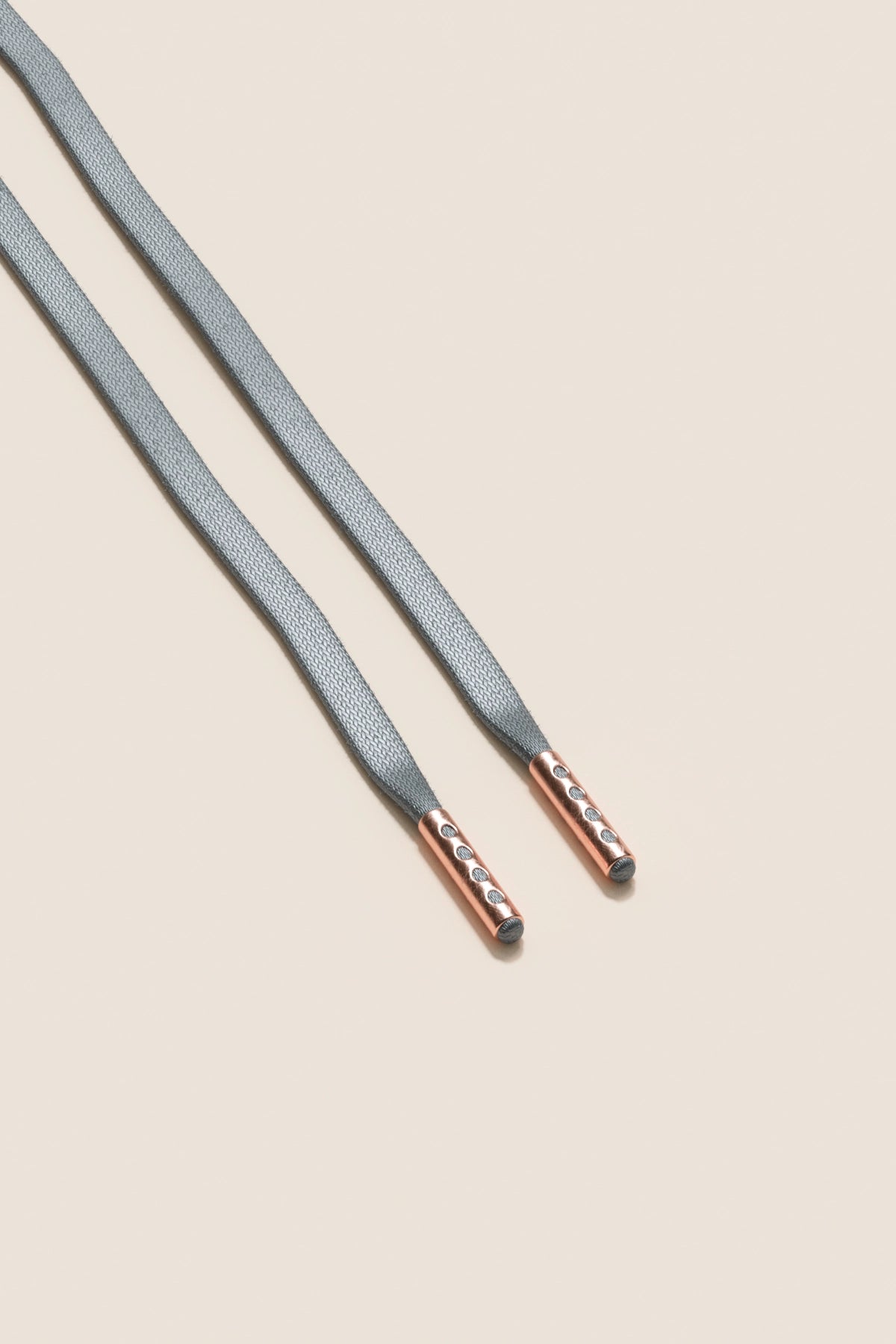 Senkels Aluminiumsgrå 3mm Flate voksede skolisser med Rosegull-dupper