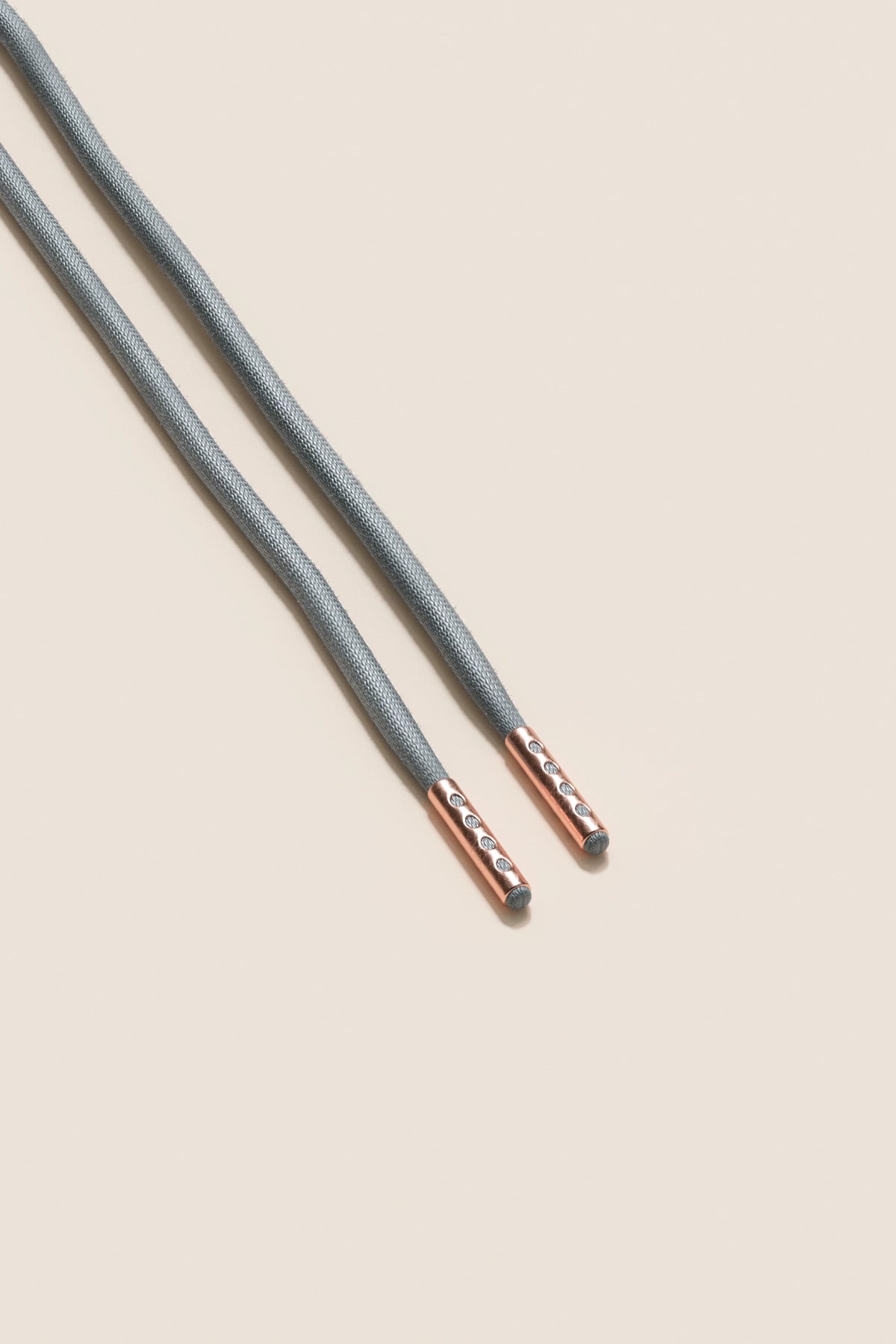 Senkels Aluminiumsgrå 4mm Runde voksede skolisser med Rosegull-dupper