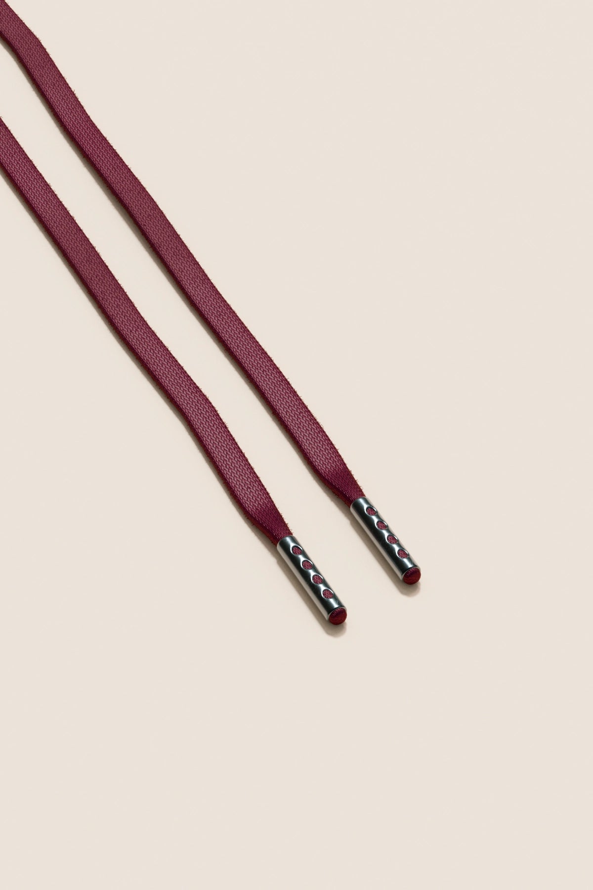 Senkels Bordeaux 3mm Flate voksede skolisser med Svart nikkel-dupper