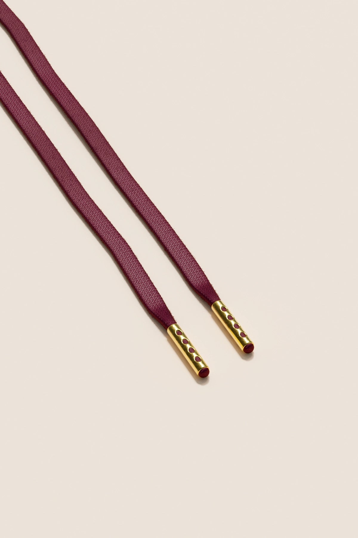Senkels Bordeaux 3mm Flate voksede skolisser med Gull-dupper