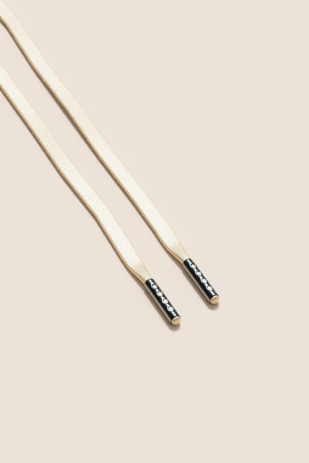 Senkels Kremhvit 3mm Flate voksede skolisser med Svart nikkel-dupper