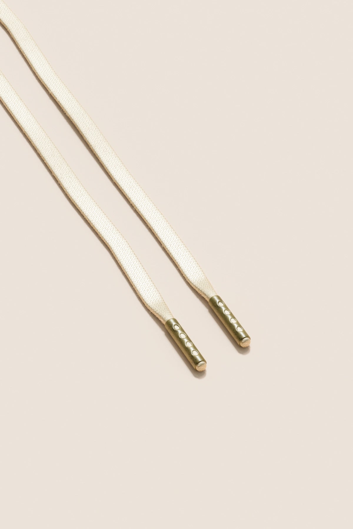 Senkels Kremhvit 3mm Flate voksede skolisser med Messing-dupper