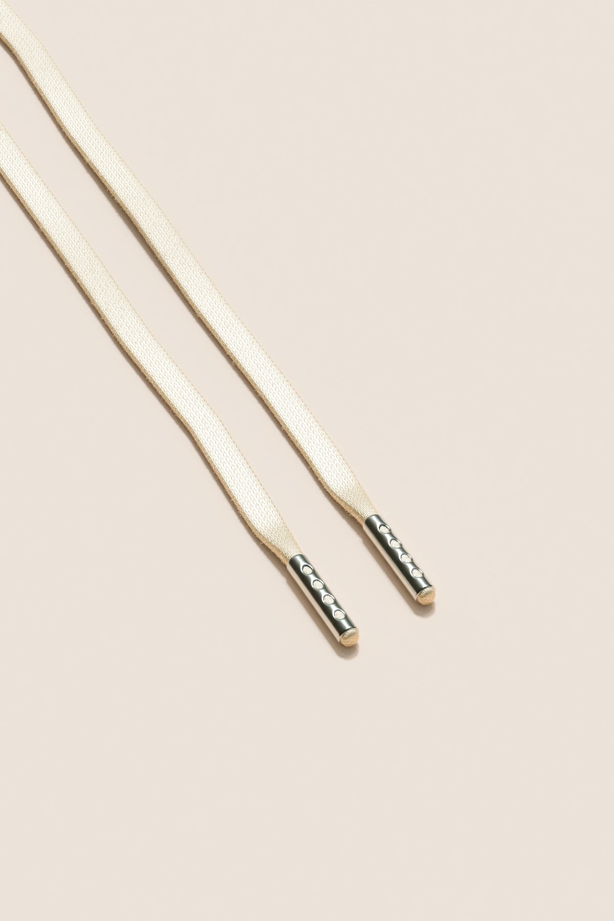 Senkels Kremhvit 3mm Flate voksede skolisser med Nikkel-dupper