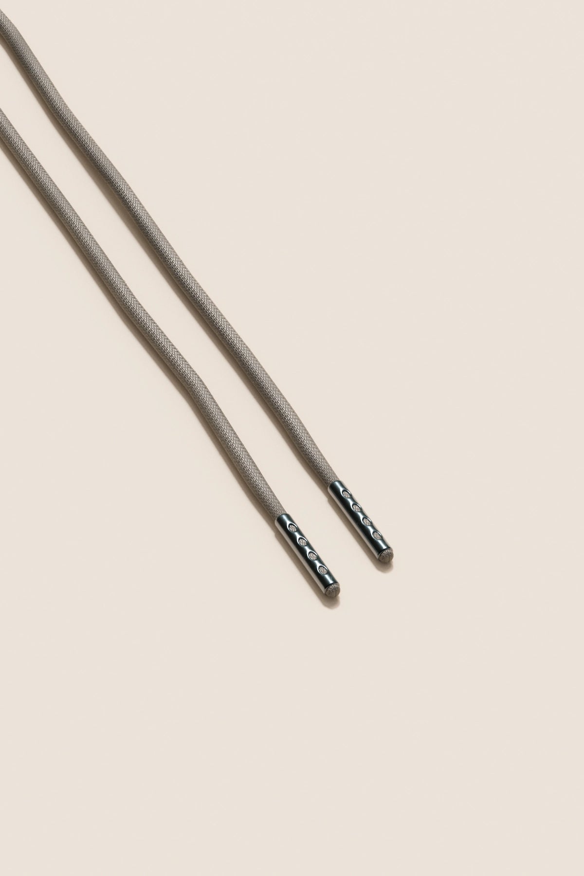 Senkels Grafittgrå 2.5mm Runde voksede skolisser med Svart nikkel-dupper