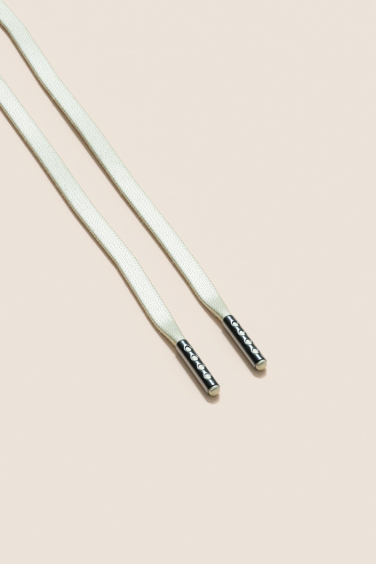 Senkels Offwhite 3mm Flate voksede skolisser med Svart nikkel-dupper
