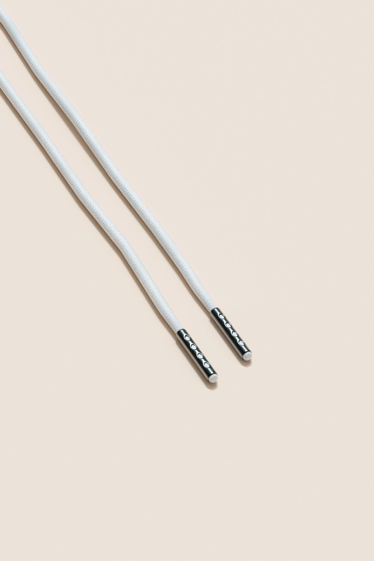 Senkels Hvit 2.5mm Runde voksede skolisser med Svart nikkel-dupper