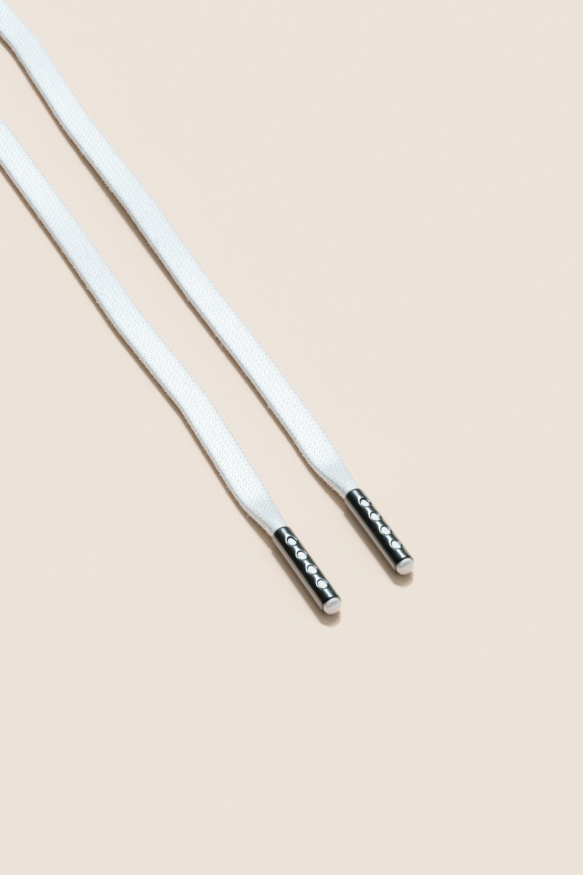 Senkels Hvit 3mm Flate voksede skolisser med Svart nikkel-dupper