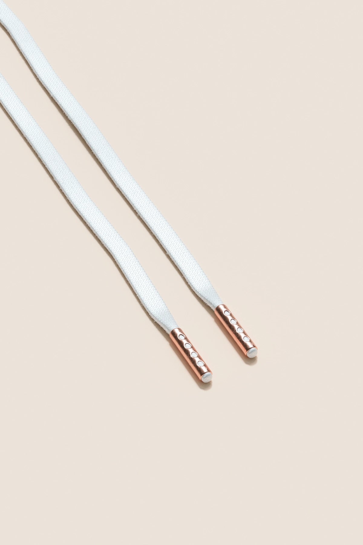 Senkels Hvit 3mm Flate voksede skolisser med Rosegull-dupper