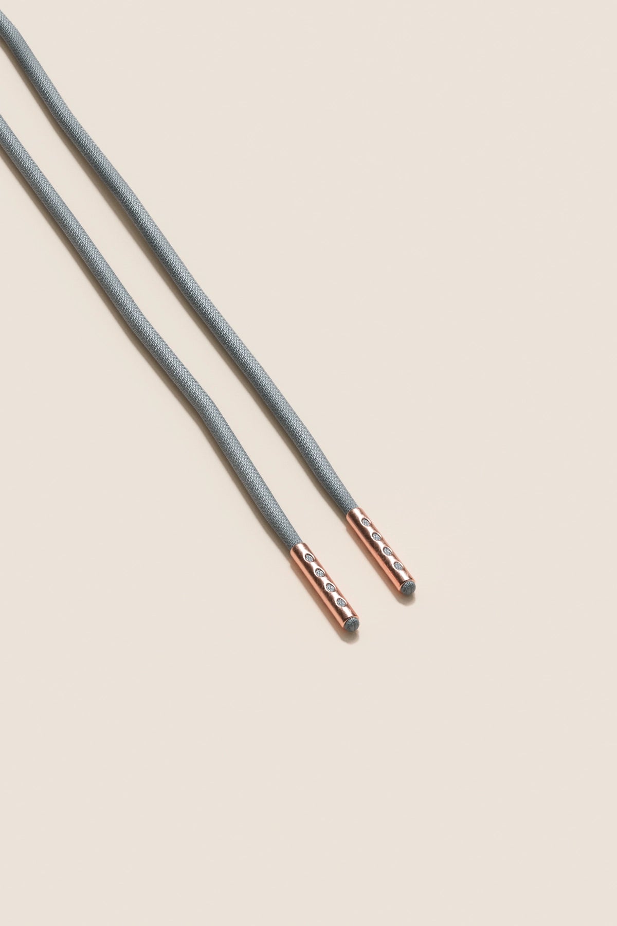 Senkels Aluminiumsgrå 2.5mm Runde voksede skolisser med Rosegull-dupper