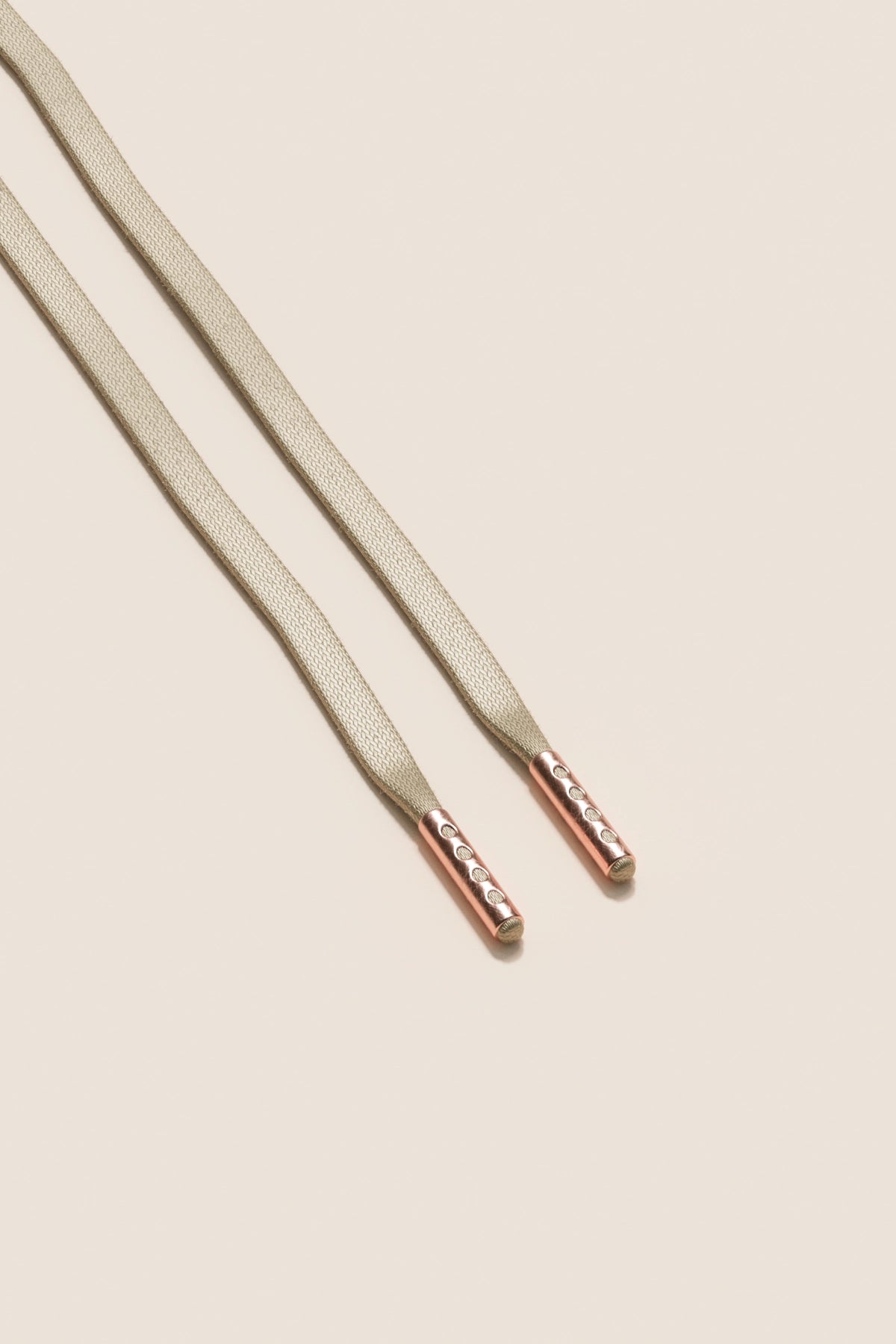 Senkels Beinhvit 3mm Flate voksede skolisser med Rosegull-dupper
